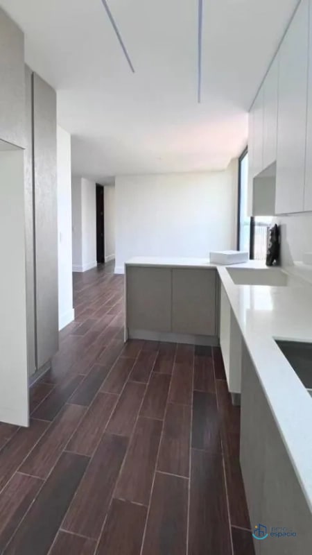 Apartamento en Alquiler – Edificio Roselló Zona 13 - 15