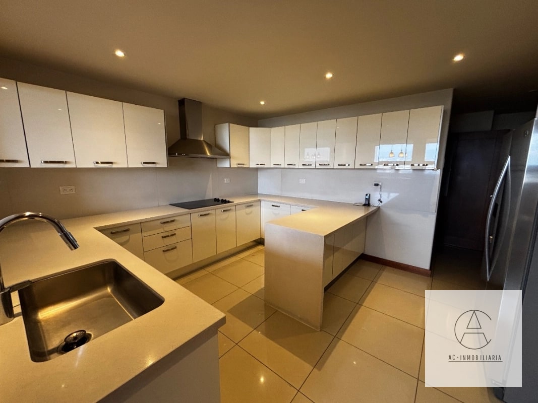 Apartamento amplio en renta , zona 14 - 15