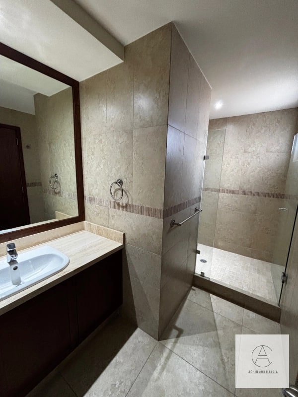 Apartamento amplio en renta , zona 14 - 7