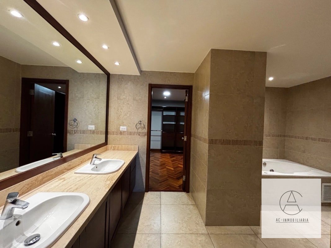 Apartamento amplio en renta , zona 14 - 6