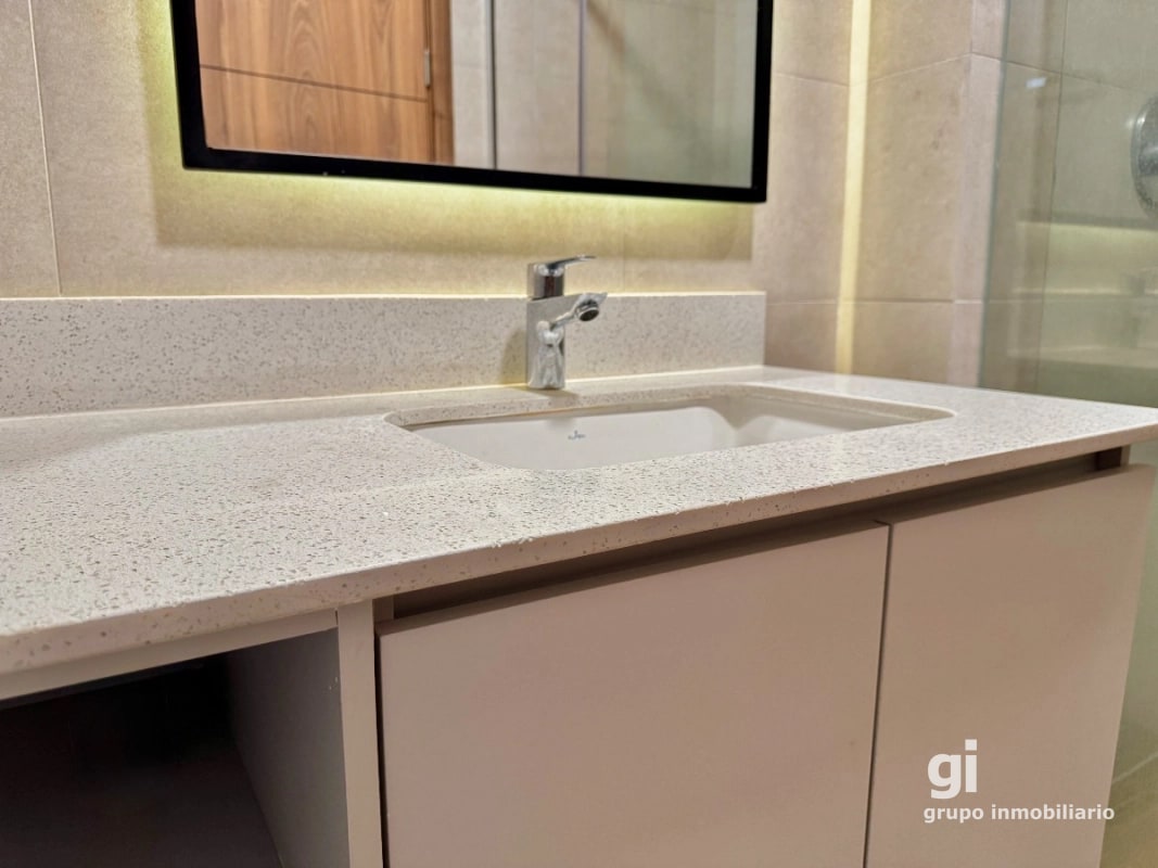 Apartamento de 2 dormitorios en venta en zona 14 - 1