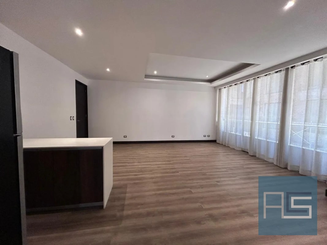 Amplio apartamento en venta de 2 hab en zona 10 - 2