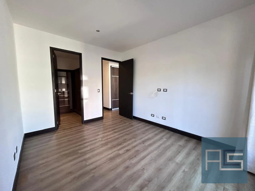 Amplio apartamento en venta de 2 hab en zona 10 - 8