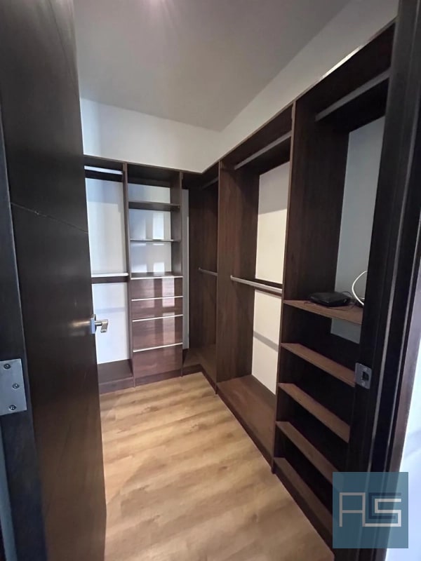 Amplio apartamento en venta de 2 hab en zona 10 - 9