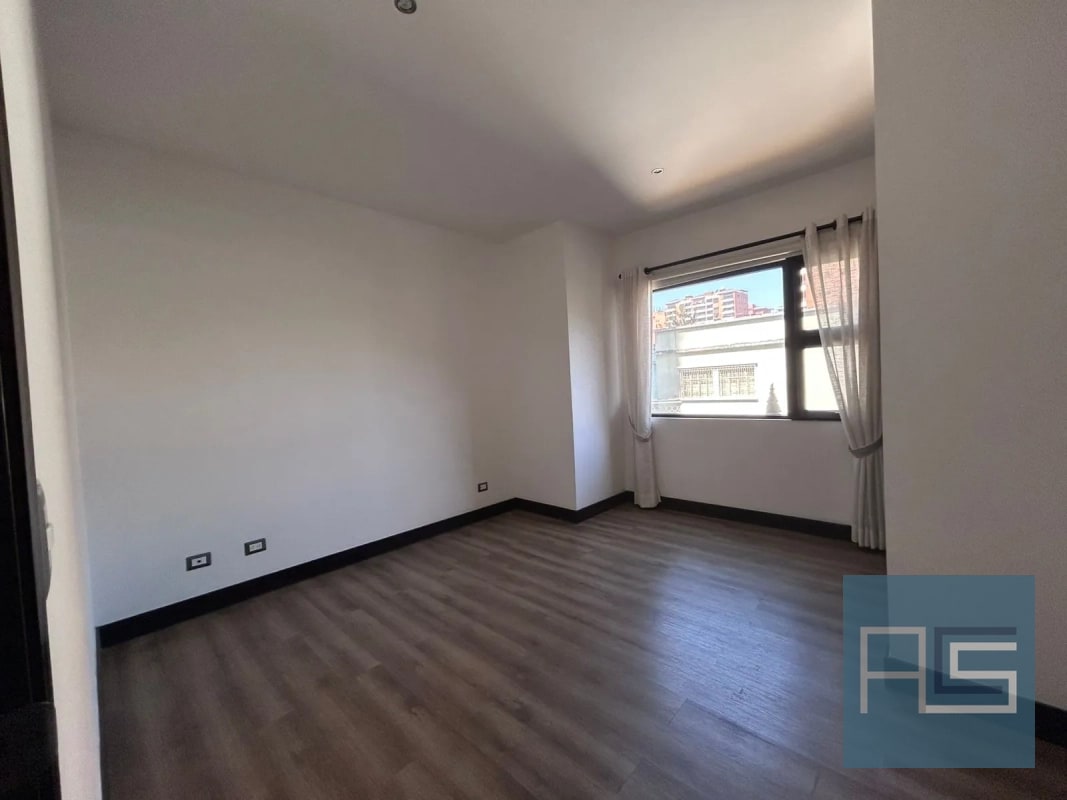 Amplio apartamento en venta de 2 hab en zona 10 - 11