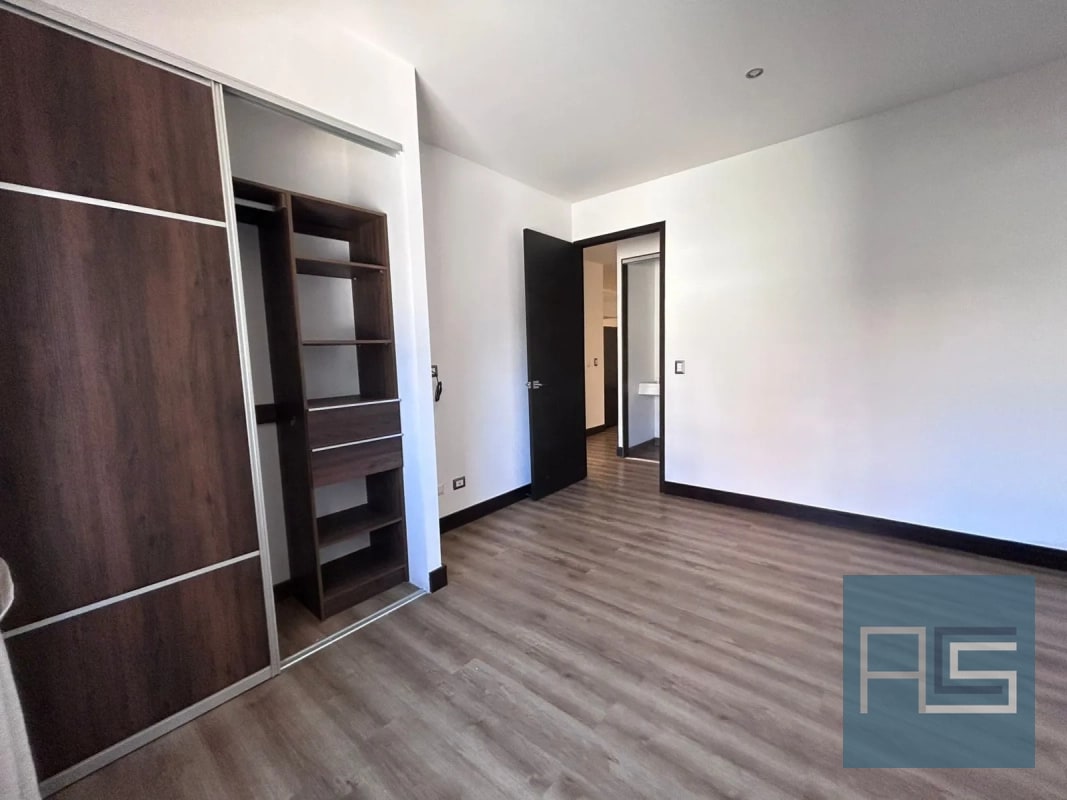 Amplio apartamento en venta de 2 hab en zona 10 - 12