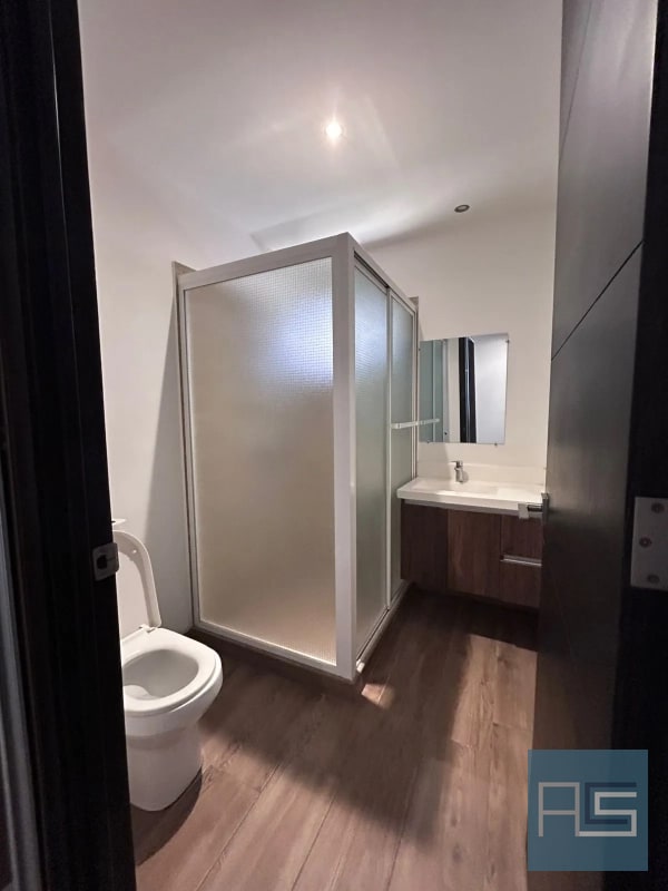 Amplio apartamento en venta de 2 hab en zona 10 - 13
