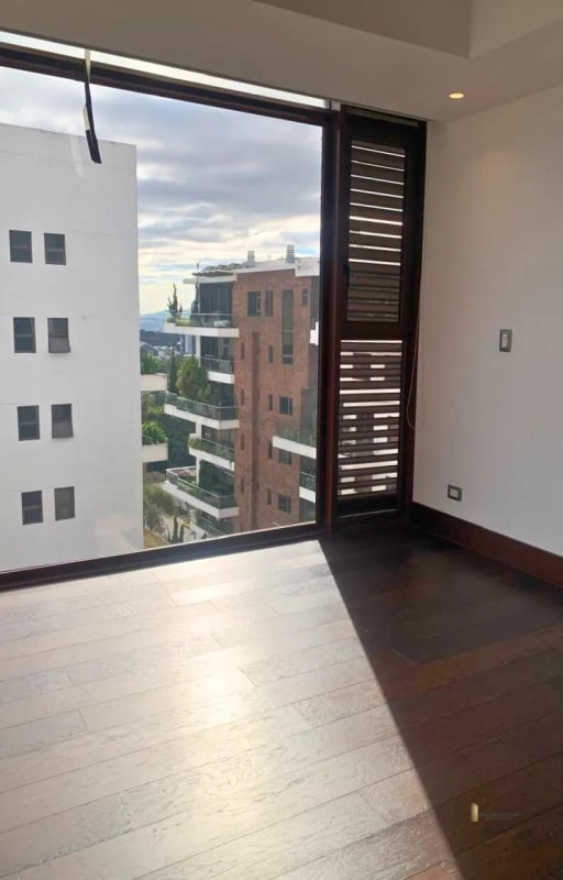 RENTA AMPLIO APARTAMENTO 3 HABITACIONES + SERVICIO– Edificio Bosco, Zona 15 - 8