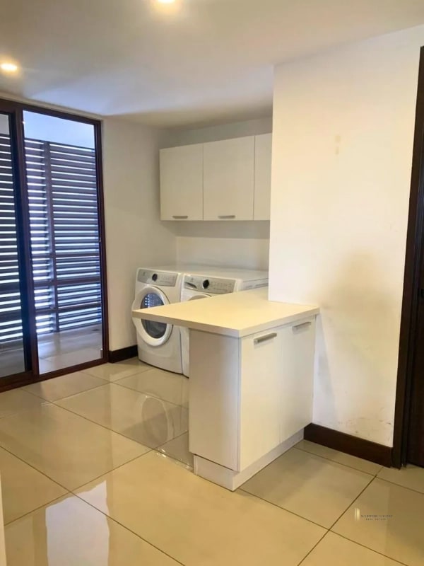 RENTA AMPLIO APARTAMENTO 3 HABITACIONES + SERVICIO– Edificio Bosco, Zona 15 - 1