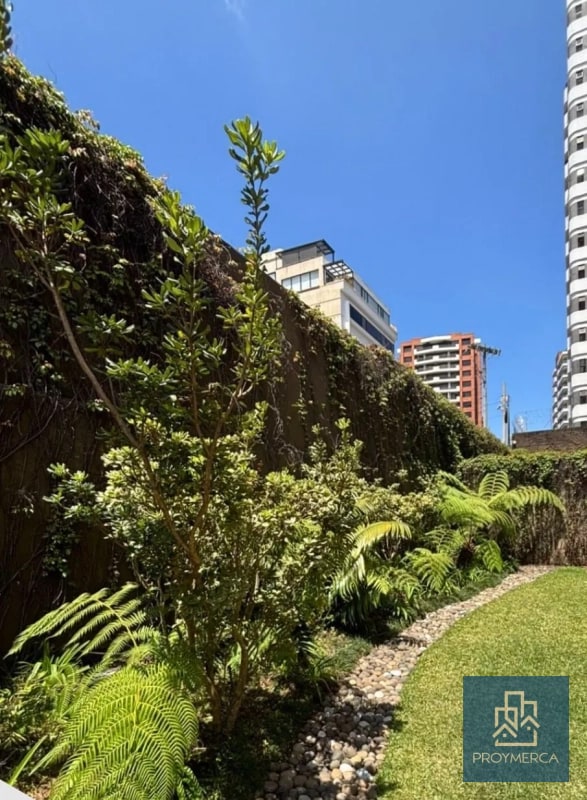 Apartamento con jardín en venta, Edificio Plenum 5ta Avenida Zona 14 - 13