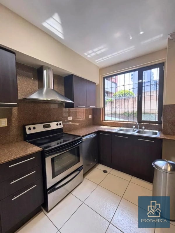Apartamento con jardín en venta, Edificio Plenum 5ta Avenida Zona 14 - 11