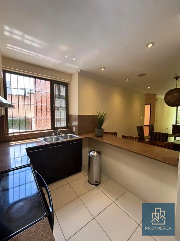 Apartamento con jardín en venta, Edificio Plenum 5ta Avenida Zona 14 - 10