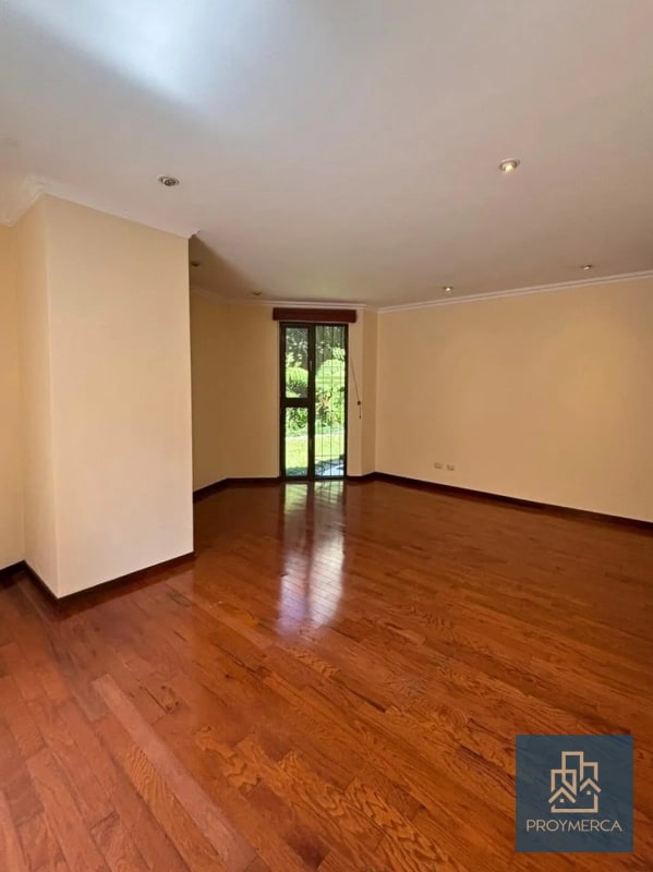 Apartamento con jardín en venta, Edificio Plenum 5ta Avenida Zona 14 - 7