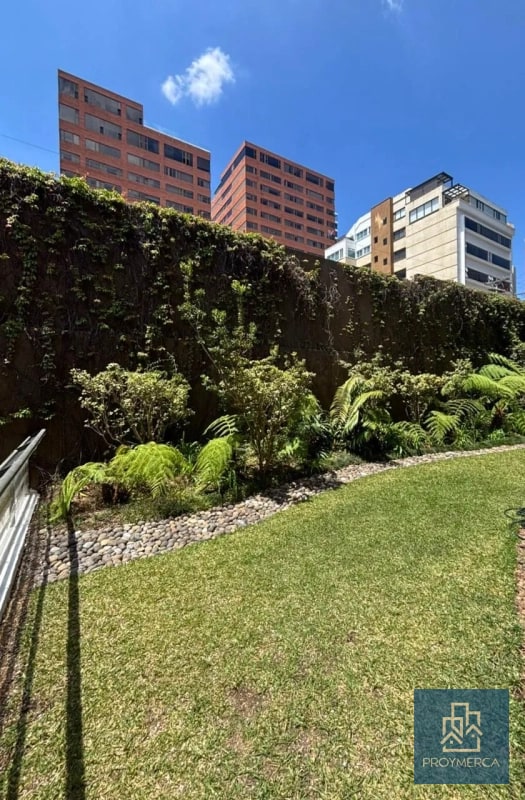 Apartamento con jardín en venta, Edificio Plenum 5ta Avenida Zona 14 - 2