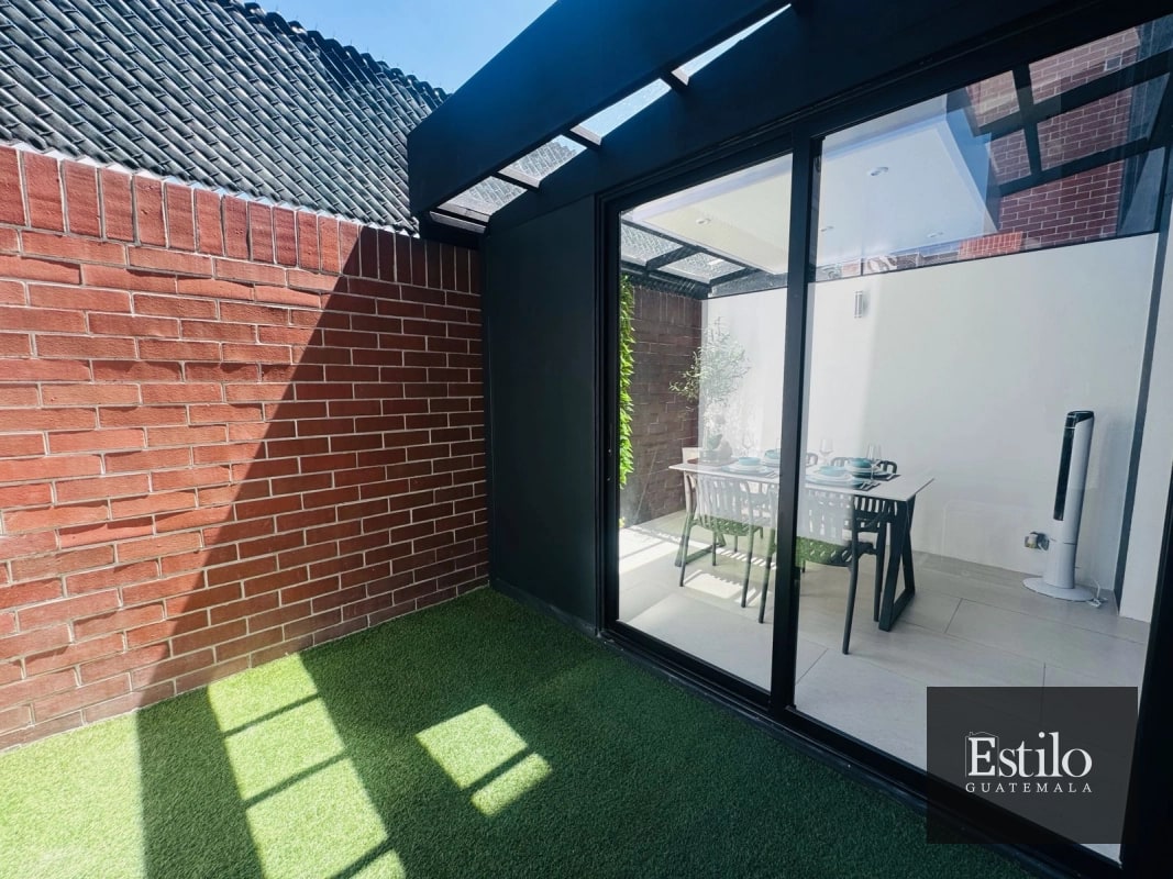 HERMOSOS APARTAMENTO CON JARDIN PRIVADO. ZONA 13 - 1