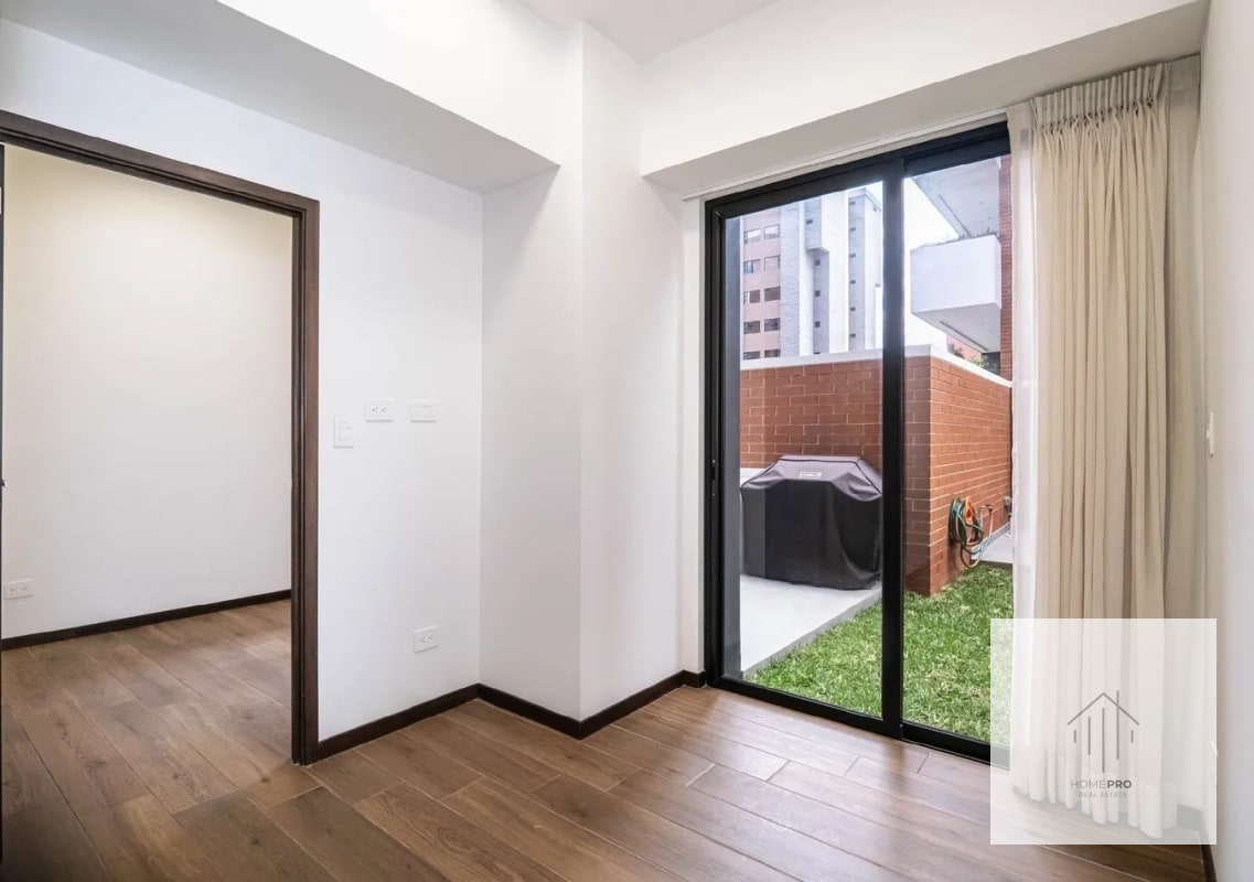 Apartamento con jardín en renta en zona 10 - 8