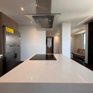 Renta de moderno y amplio apartamento amueblado en zona 10 — Apartamento en Alquiler en Zona 10, Guatemala, Ciudad — miniatura 3 de 7