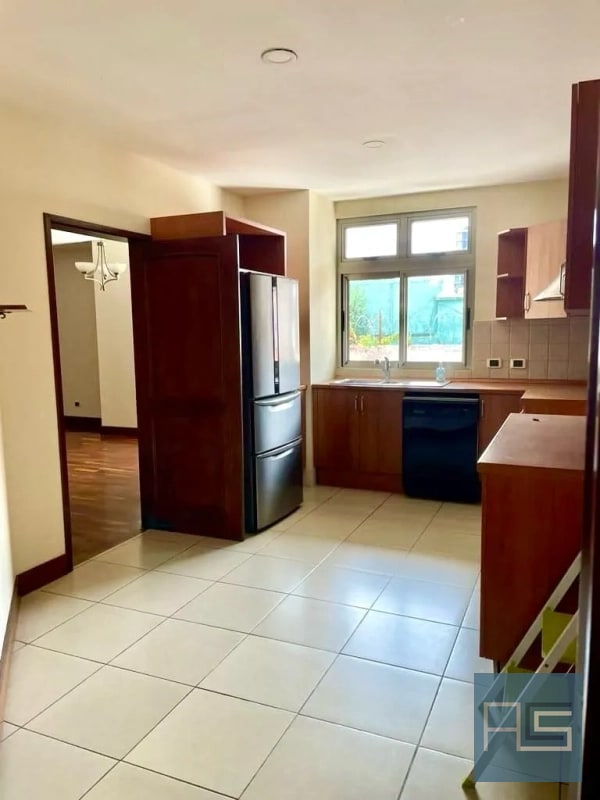 En RENTA - Amplio Apartamento ubicado en sector exclusivo de Oakland Zona 10 - 14