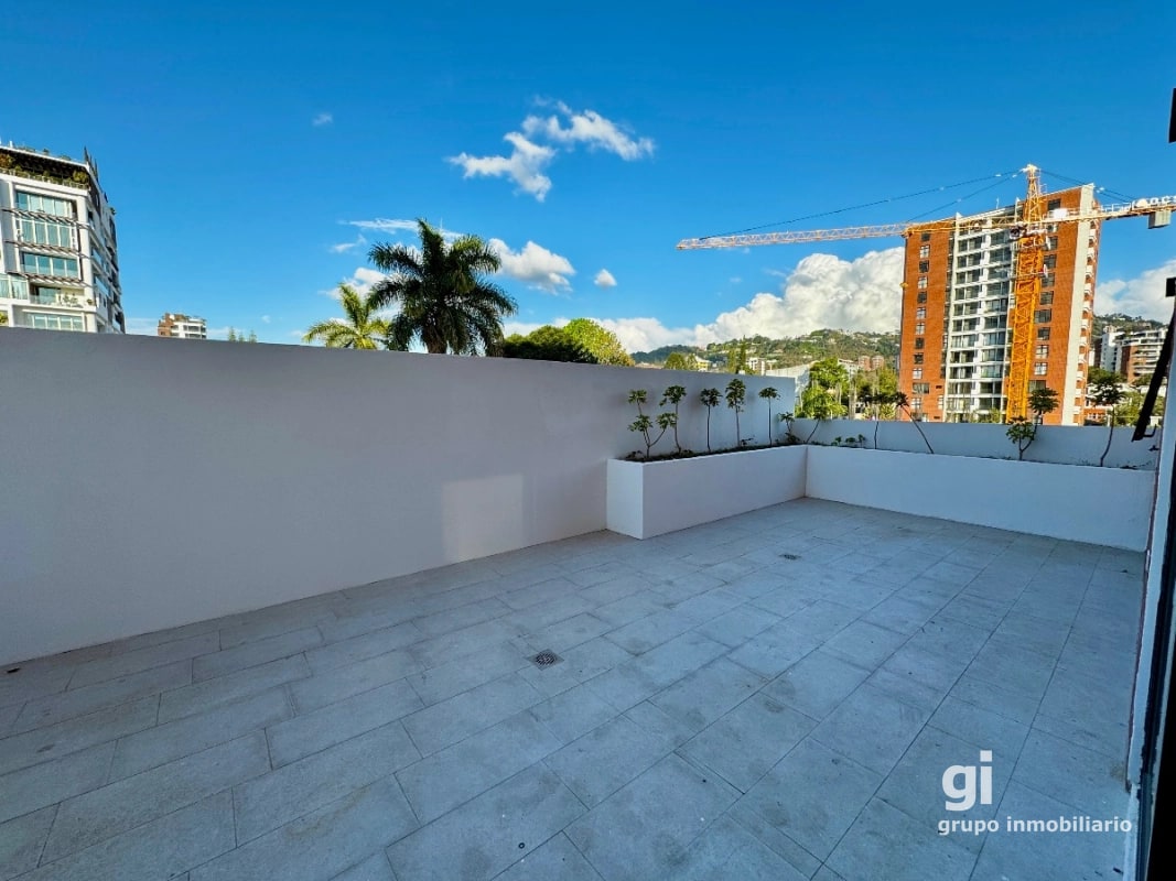 Apartamento con la comodidad de una casa en venta en zona 15 - 13