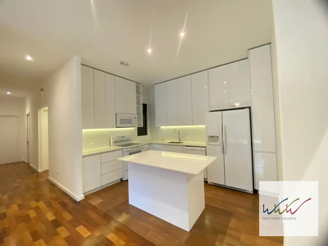 Rento amplio apartamento con jardín en Edificio Lucca, Zona 10 - 12
