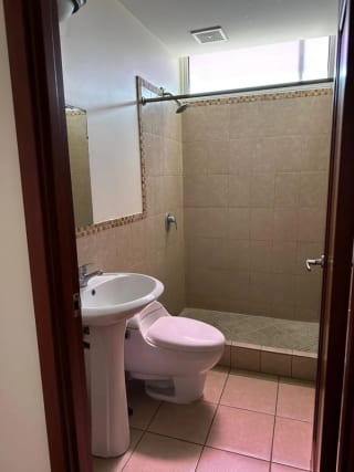 ALQUILO APARTAMENTO EN ZONA 10 EDIFICIO VIVALT +1 — Apartamento en Alquiler en Vivalt, Zona 10, Guatemala, Ciudad — miniatura 2 de 7