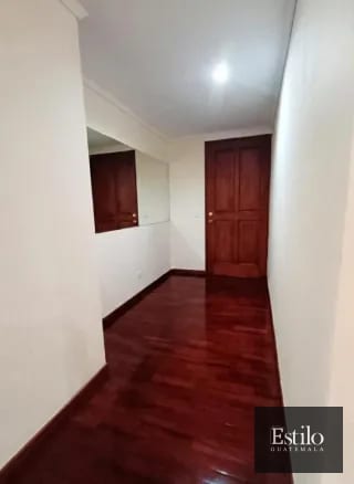 APARTAMENTO EN ALQUILER REAL DE LA VILLA Z.10 — Apartamento en Alquiler en Real de la Villa, Zona 10, Guatemala, Ciudad — miniatura 3 de 9