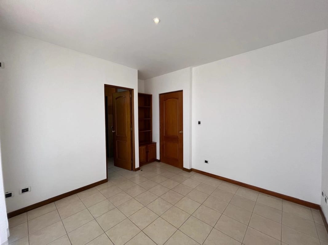 ALQUILO APARTAMENTO CON AMPLIO BALCÓN Y 3 HABS. en zona 15. — Apartamento en Alquiler en Colonia El Maestro, Zona 15, Guatemala, Ciudad — foto 9 de 10