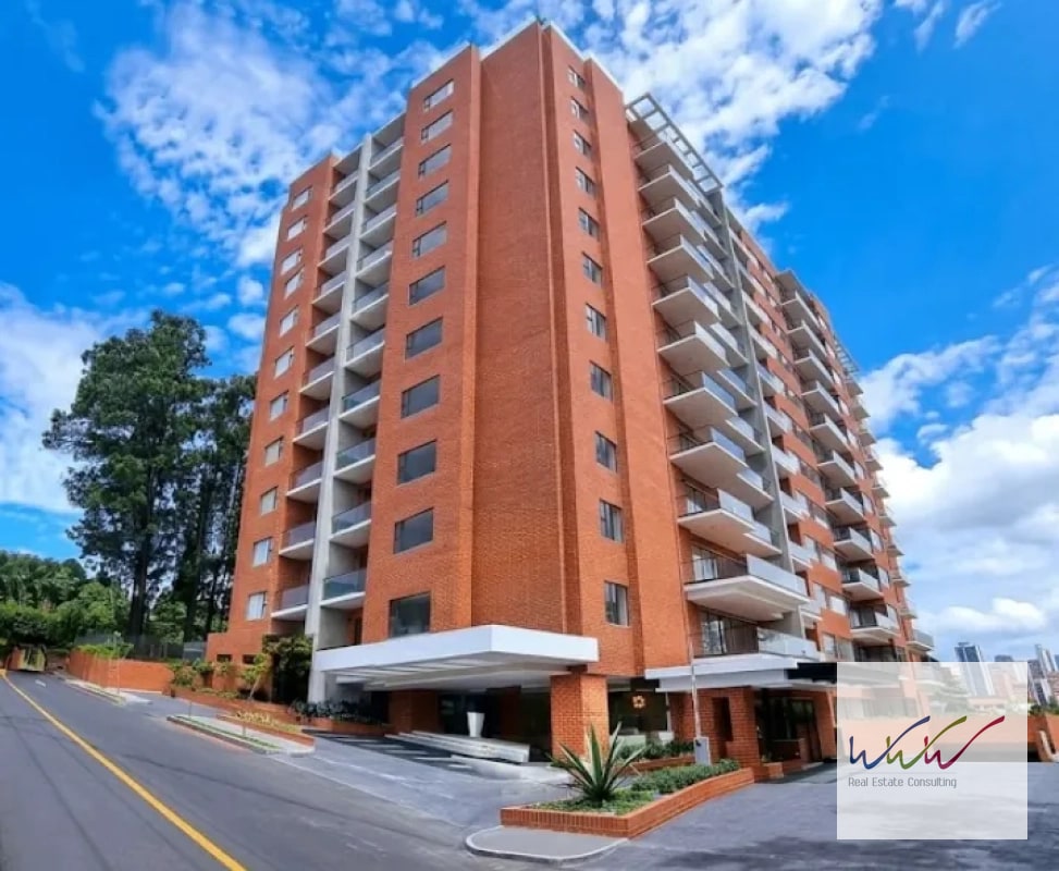 Rento amplio apartamento con jardín en Edificio Lucca, Zona 10 - 17