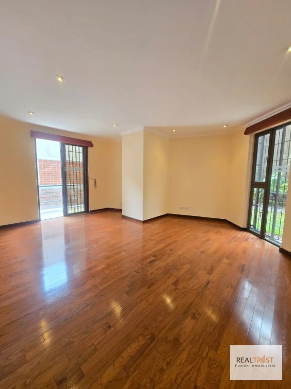 En renta apartamento en primer nivel, zona 14 - 12